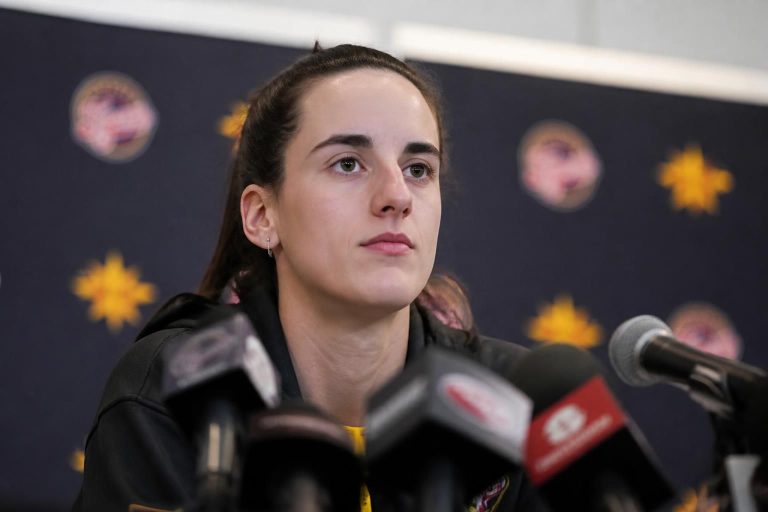 caitlin clark évite les questions sur les athlètes transgenres et réaffirme son engagement à rester concentrée sur ses objectifs sportifs.