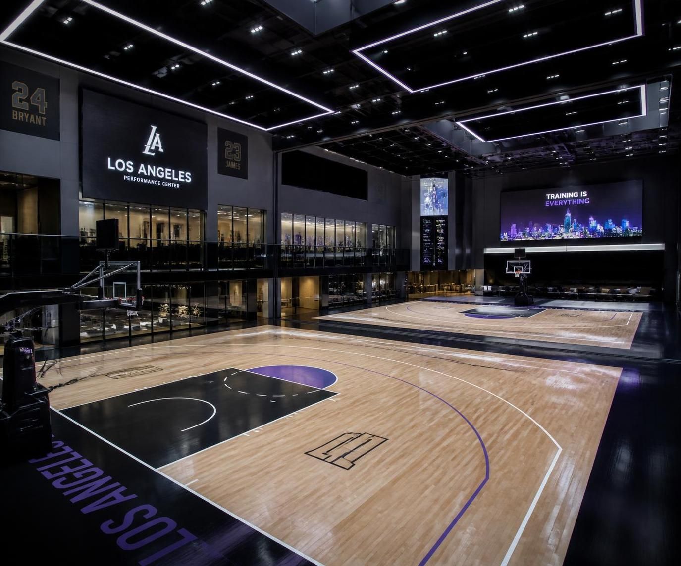 les lakers dévoilent deux terrains de basketball ultramodernes dans leur centre d'entraßnement, renforçant les conditions d'entraßnement et l'innovation pour l'équipe.