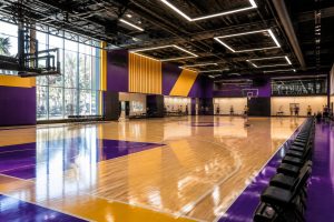 les lakers dévoilent deux nouveaux terrains de basketball ultramodernes dans leur centre d'entraînement, offrant un espace à la pointe pour la performance et l'entraînement des joueurs.