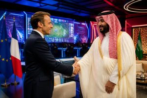 macron accueille le prince saoudien mbs pour discuter du développement de l'esport au moyen-orient lors d'une visite diplomatique clé.