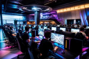 découvrez la nouvelle gamme surge esports de plano avec plus de 40 pc de gaming réunis dans le legacy drive lounge, alliant performance et innovation pour une expérience de jeu ultime.