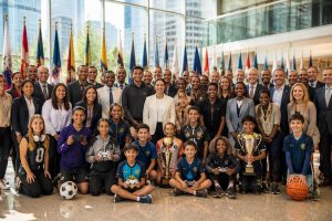 playvs fête ses huit ans de compétitions avec le soutien de 25 partenaires d'état et régionaux, renforçant ainsi son engagement dans l'e-sport scolaire et local.