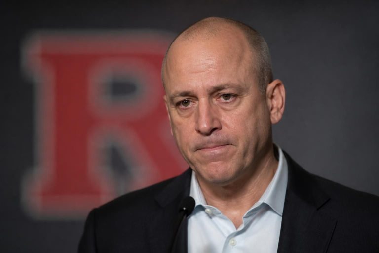 steve pikiell, entraîneur de l'équipe masculine de basketball de rutgers, a récemment annoncé qu'il a été diagnostiqué avec un cancer. découvrez les détails et son message à la communauté.