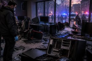 lors des émeutes en france, les locaux d’une équipe d’e-sport ont été saccagés et des barrettes de ram dérobées.